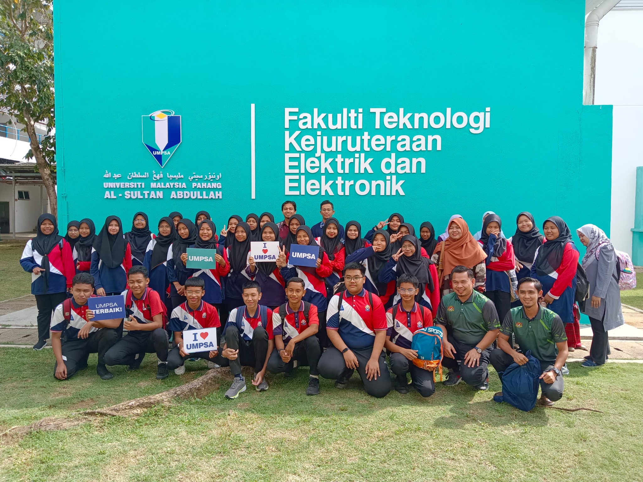 SMK Mersing Visits FTKEE UMPSA for Early Career Path Exposure